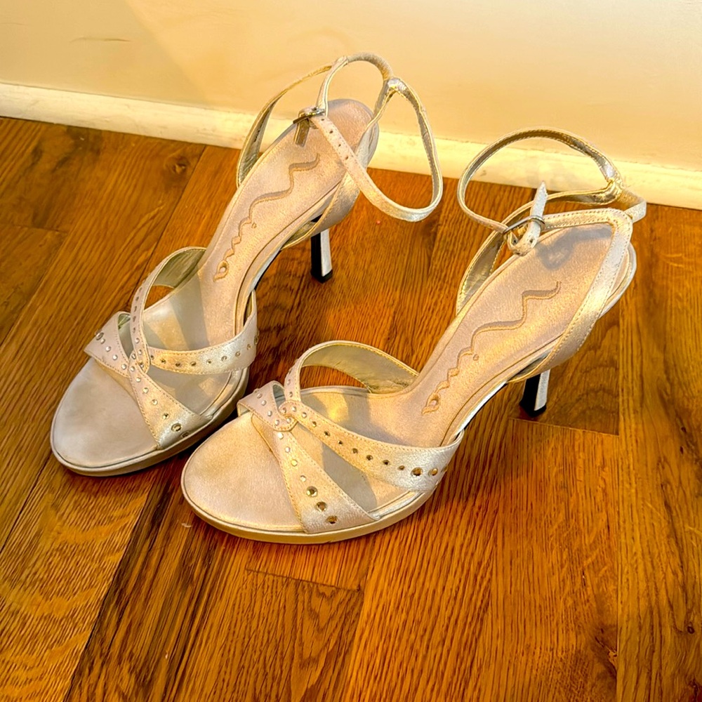 Vintage vibe cute strappy heels